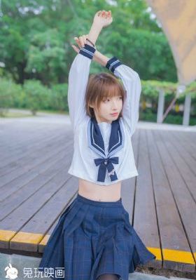 老头边吃奶边弄进去呻吟