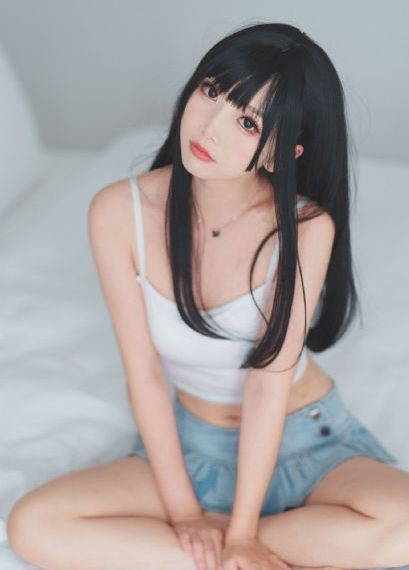 在宿舍撅着屁股被双根室友玩