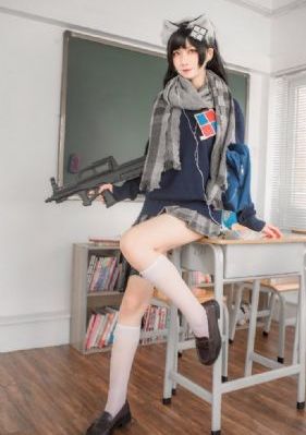 她唇之下